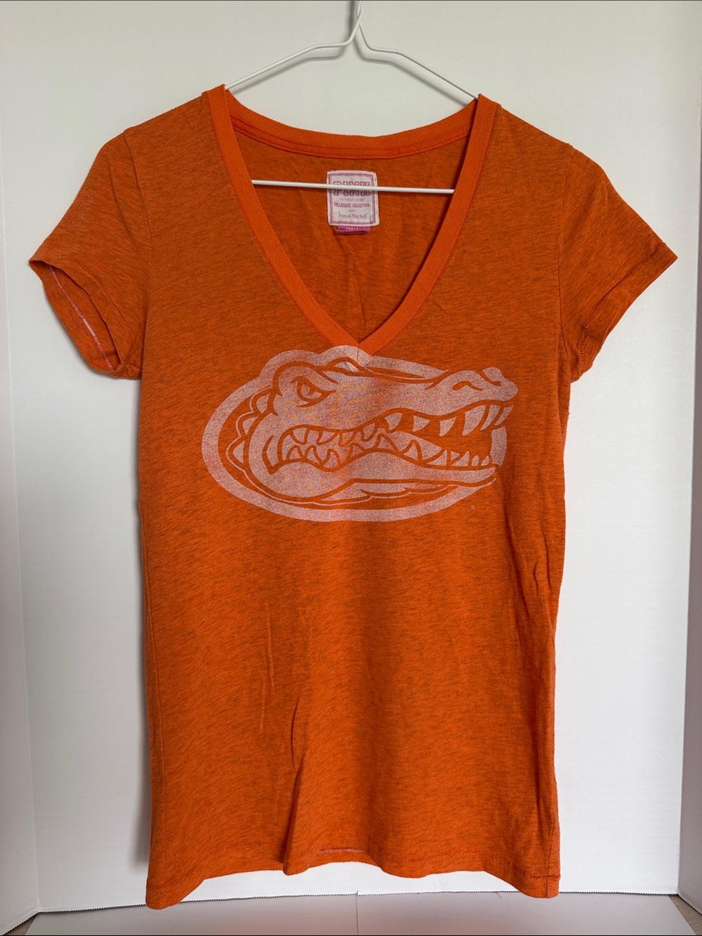 PINK Victoria's Secret GATORS V‑Neck Graphic Tee size small
